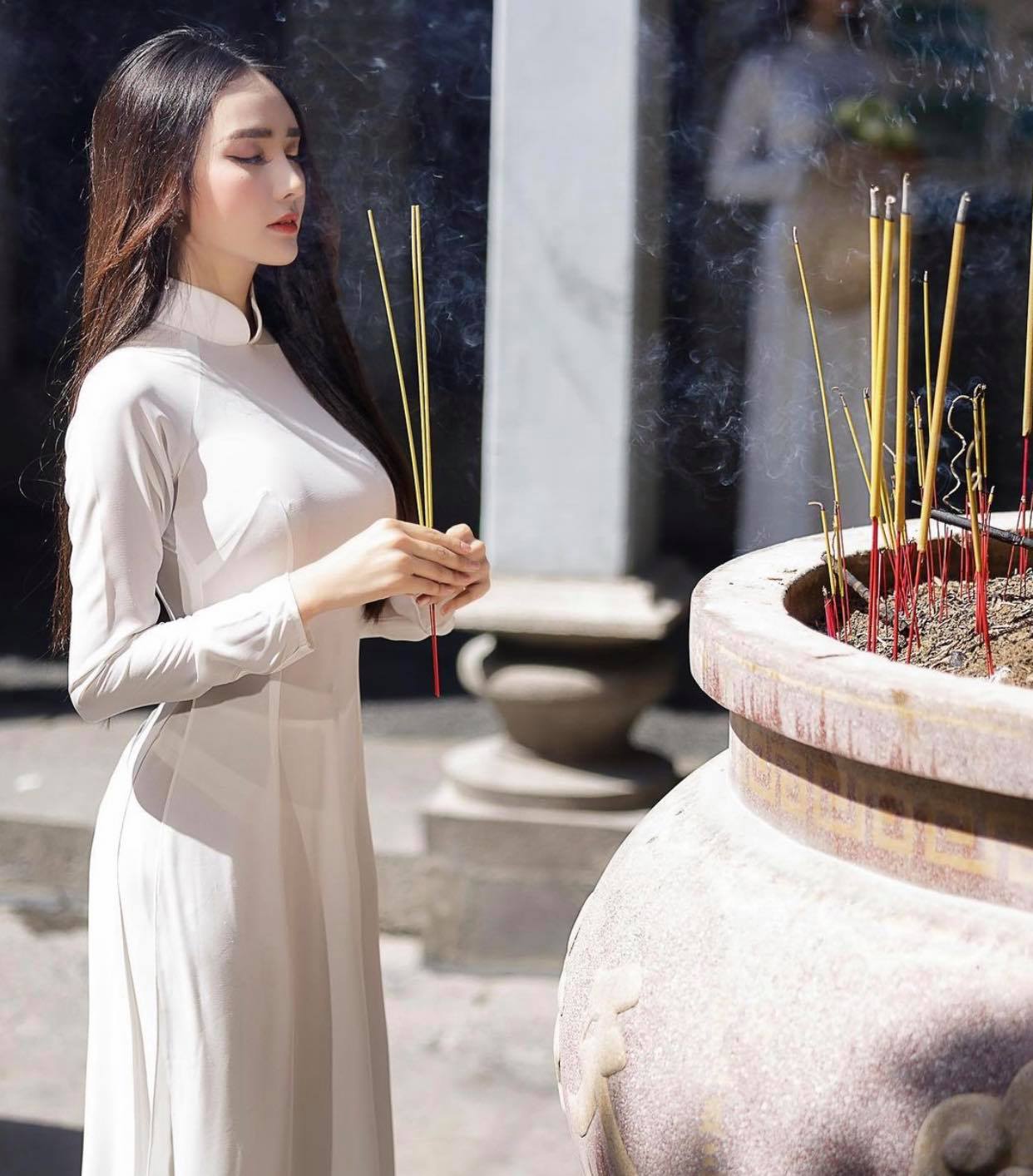 Người đẹp Việt mặc áo dài mỏng chụp ảnh chốn trang nghiêm gây bức xúc-Thời trang