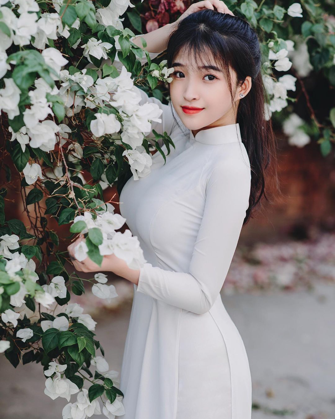 Nữ sinh Việt vừa tuổi 18 nổi tiếng nhờ mặc áo dài trắng ôm sát tôn dáng vóc nữ thần