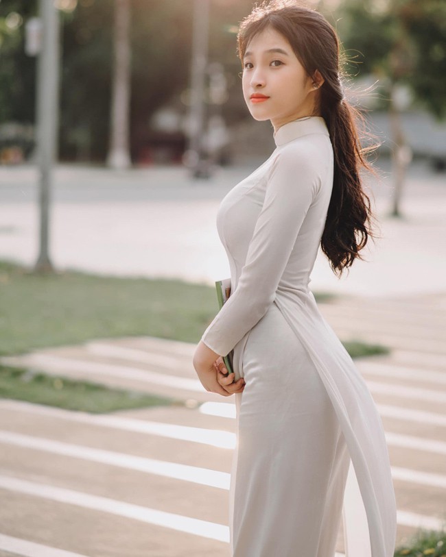 Nữ sinh nổi tiếng nhờ mặc áo dài bất ngờ chuyển gu phong cách - Người đẹp - Việt Giải Trí