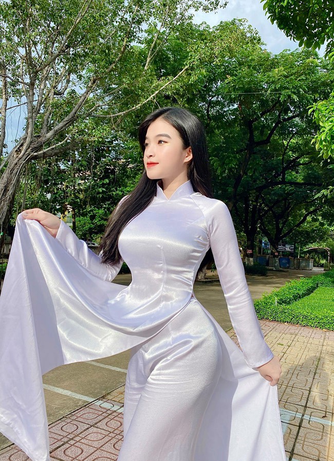 Nữ sinh nổi tiếng nhờ mặc áo dài bất ngờ chuyển gu phong cách - Người đẹp - Việt Giải Trí
