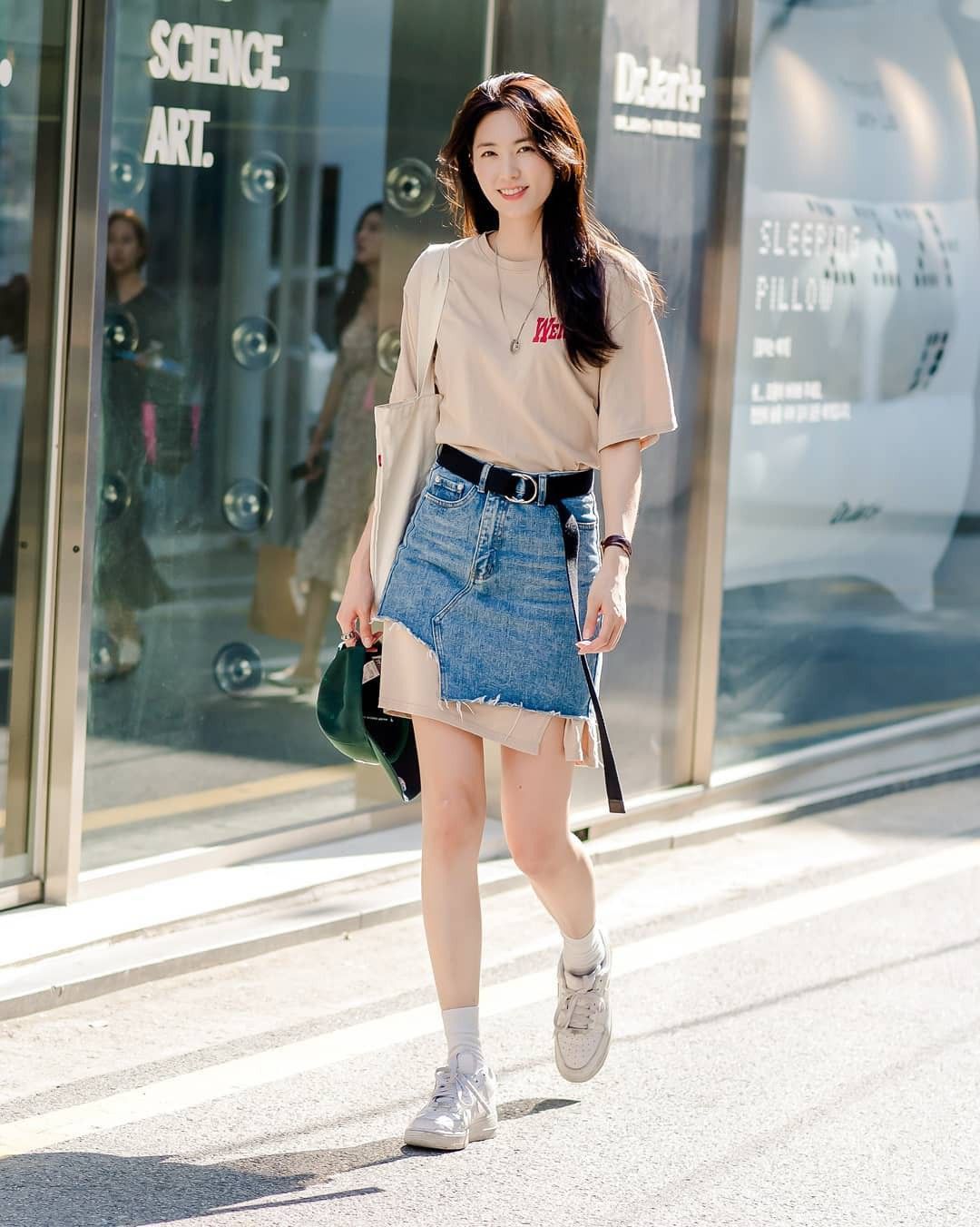Nếu thích diện áo phông và chân váy ngắn, bạn cần học ngay công thức 'sơ vin 2 tầng' do giới trẻ Hàn vừa khởi xướng | Trang phục style, Phong cách
