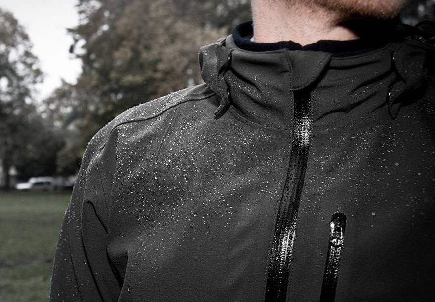 Tại sao nên mua áo khoác chống nước khi trượt tuyết, leo núi?