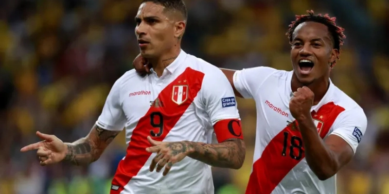 Paolo Guerrero ăn mừng bàn thắng trong màu áo đội tuyển Peru